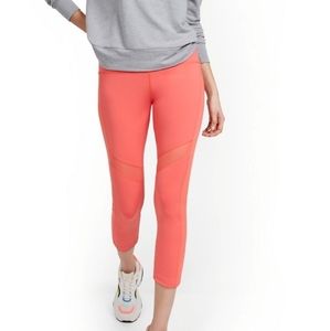 NY DEAL

HIGH-WAISTED BACK-POCKET CAPRI LEGGING